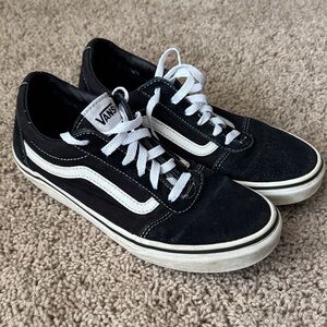Kid’s Vans Black & White Low-Top Skate Shoes Size 5